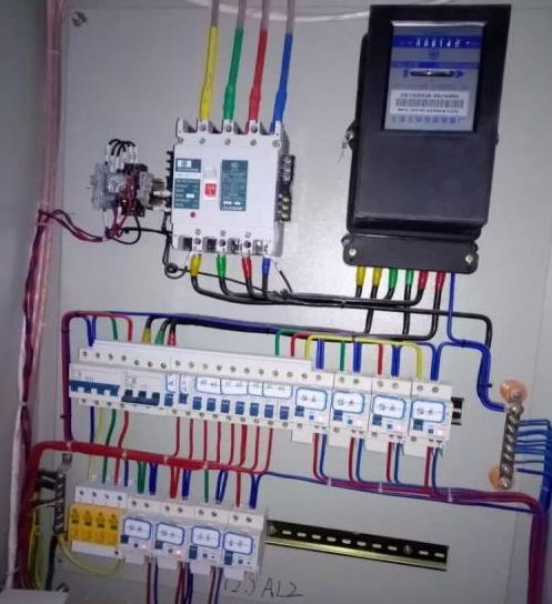 電路安裝保險絲，防止電路故障